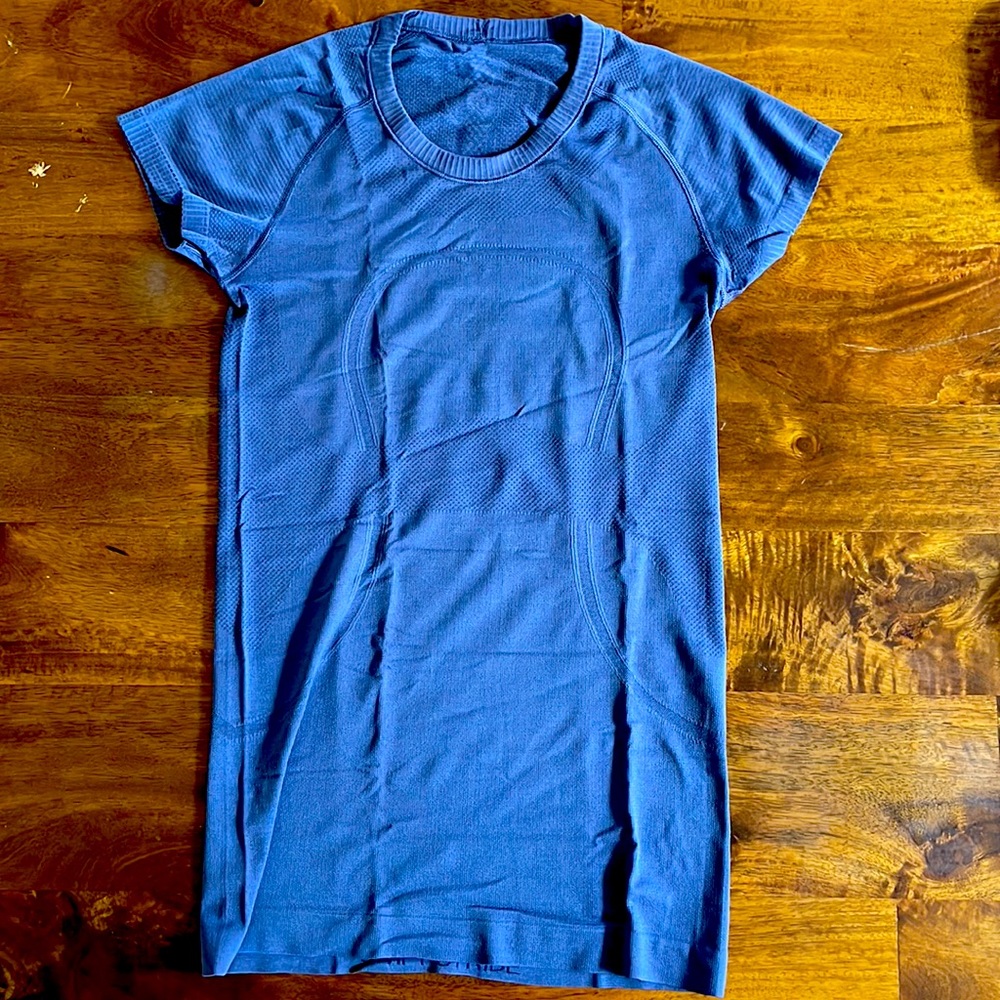 Lululemon athletic short sleeve shirt